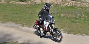 Prueba de la Yamaha Ténéré 700 en versión Explorer derrapando.