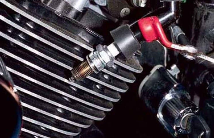 Prueba de la chispa de la bujía de una moto. Prueba de la chispa de la bujía de una moto.