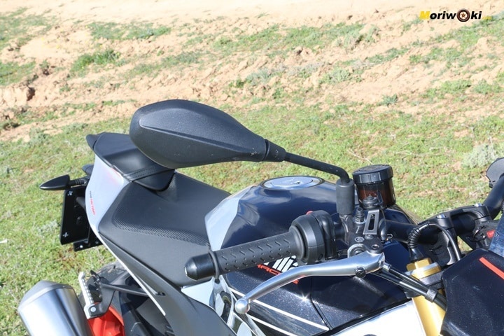 Retrovisor derecho de la Aprilia Tuono V4 1100 Factory MY19. Retrovisor derecho de la Aprilia Tuono V4 1100 Factory MY19.