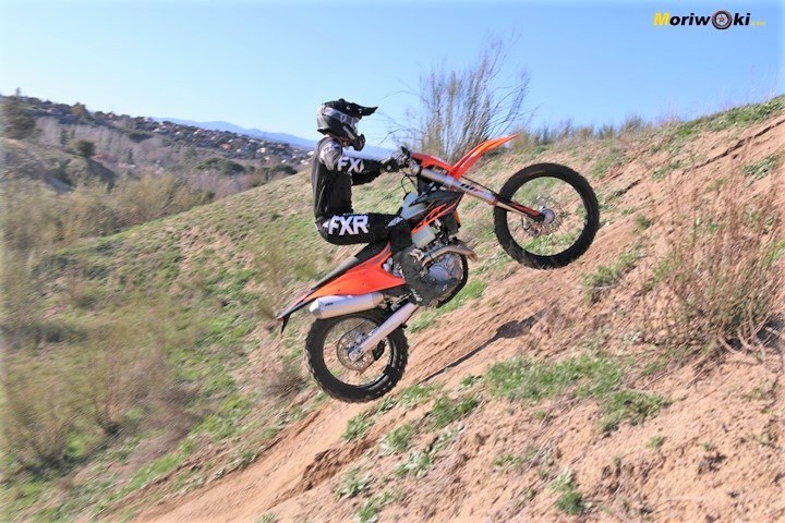 Un salto en plena Comparativa enduro 2T & 4T. Un salto en plena Comparativa enduro 2T & 4T.