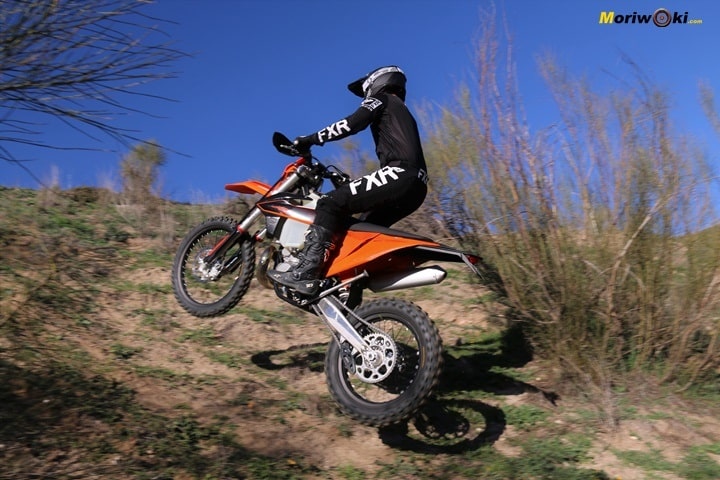 Un salto en plena trialera de la Comparativa enduro 2T & 4T. Un salto en plena trialera de la Comparativa enduro 2T & 4T.