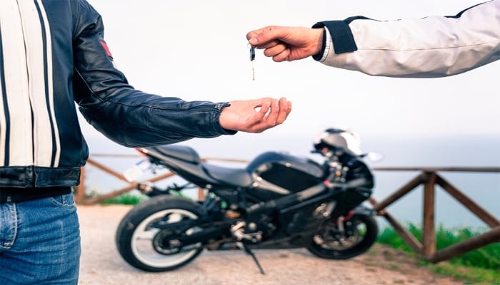 entrega de llaves de una moto