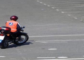 conductor de una moto en una clase práctica