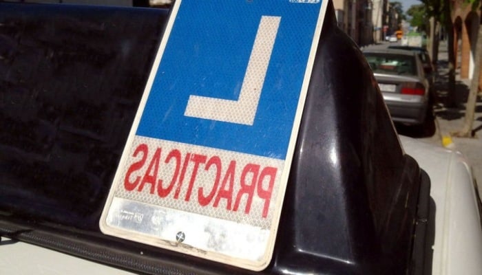 l azul de prácticas en coche