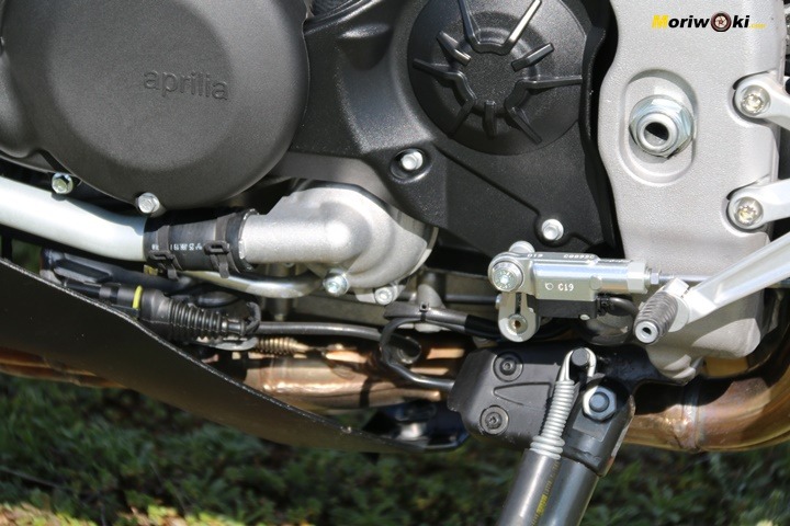 la Aprilia Tuono V4 1100 Factory MY19 quick shifter. la Aprilia Tuono V4 1100 Factory MY19 quick shifter.