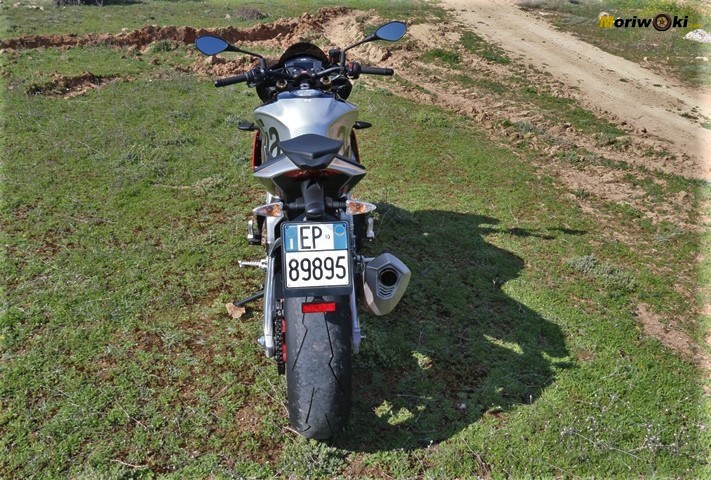 la Aprilia Tuono V4 1100 Factory MY19 vista posterior. la Aprilia Tuono V4 1100 Factory MY19 vista posterior.