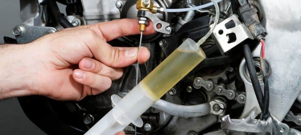 ¿Cómo purgar un embrague hidráulico?
