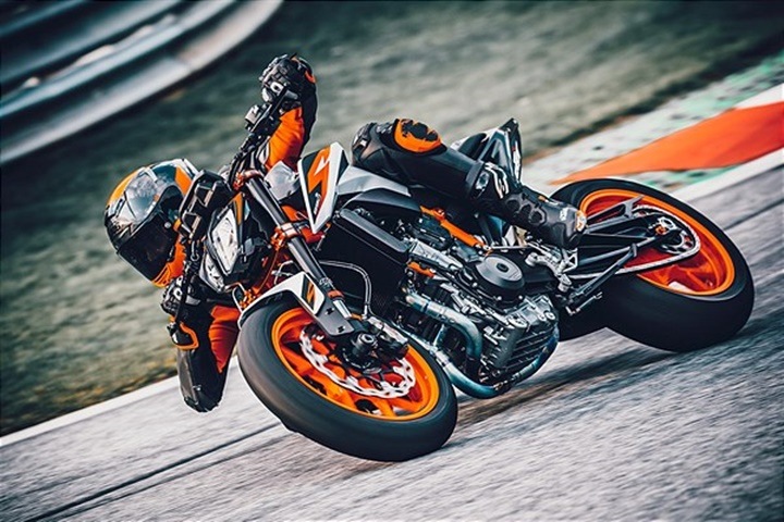 KTM 890 Duke R abriendo gas. KTM 890 Duke R abriendo gas.