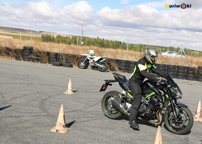 Alumna con una Z900 en la frenada de emergencia. Alumna con una Z900 en la frenada de emergencia.