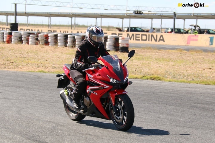 Alumna en moto con tensión en los hombros. Alumna en moto con tensión en los hombros.
