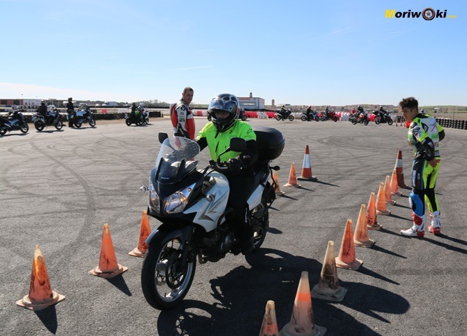 Alumno con una Suzuki V Strom 650 practicando frenada óptima. Alumno con una Suzuki V Strom 650 practicando frenada óptima.