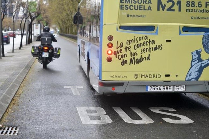  Carril bus Madrid en moto.