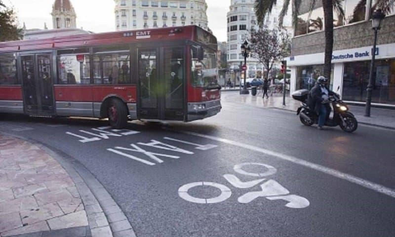  Carril bus en Valencia con motos.