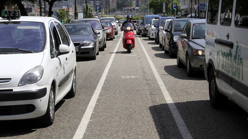 Carril para motos en Vigo.
