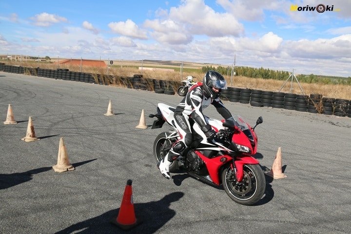 Ejercicio de la frenada optima con una CBR600RR. Ejercicio de la frenada optima con una CBR600RR.