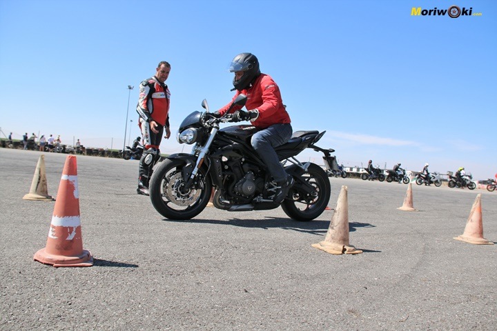 Ejercicio de la frenada optima con una Triumph Street Triple 675. Ejercicio de la frenada optima con una Triumph Street Triple 675.