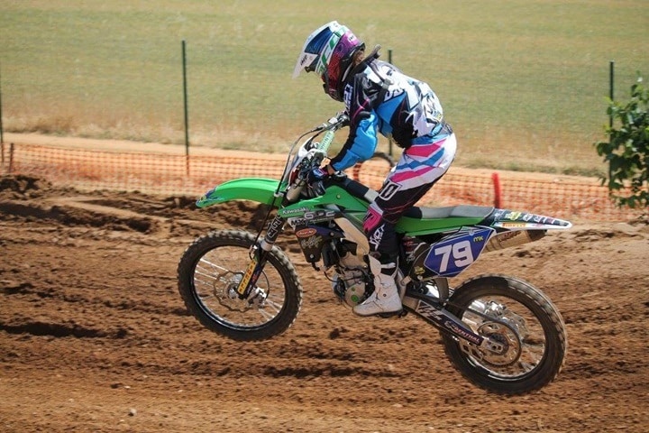 Gabriela Seisdedos todo tecnica en el Motocross femenino.