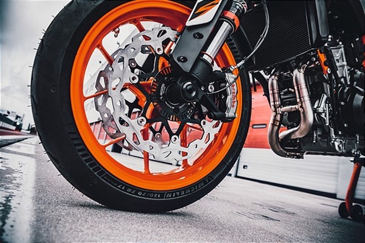 KTM 890 Duke R tren delantero. KTM 890 Duke R tren delantero.