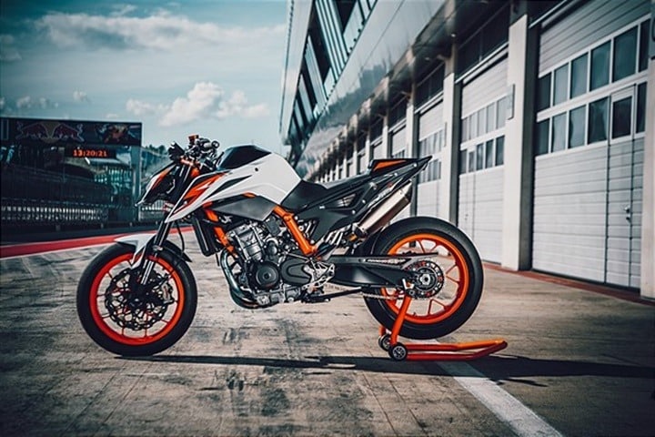 La imponente plante de la KTM 890 Duke R. La imponente plante de la KTM 890 Duke R.