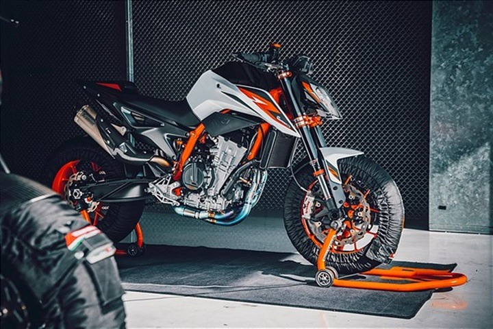 KTM 890 Duke R preparada para salir. KTM 890 Duke R preparada para salir.