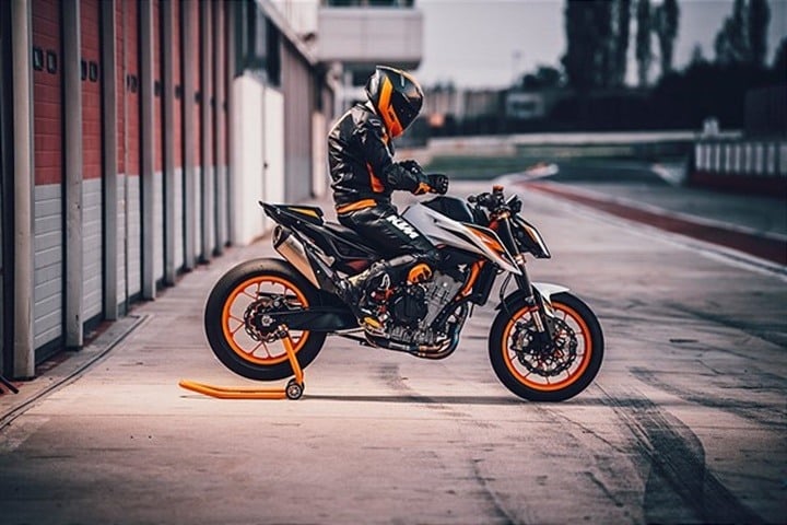 La KTM 890 Duke R en la puerta del box. La KTM 890 Duke R en la puerta del box.