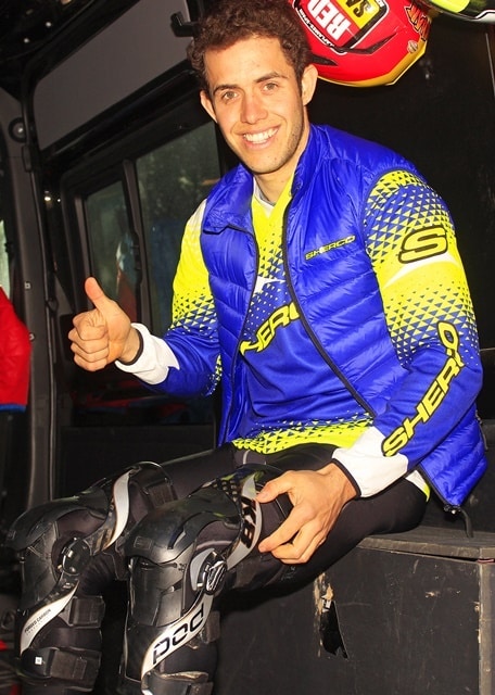 Mario Román con sus rodilleras ortopédicas.