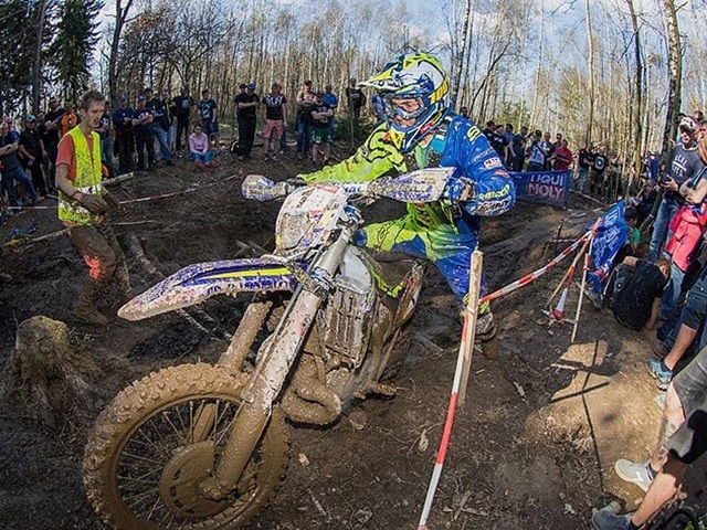 Mario Román en plena lucha de un enduro extremo.