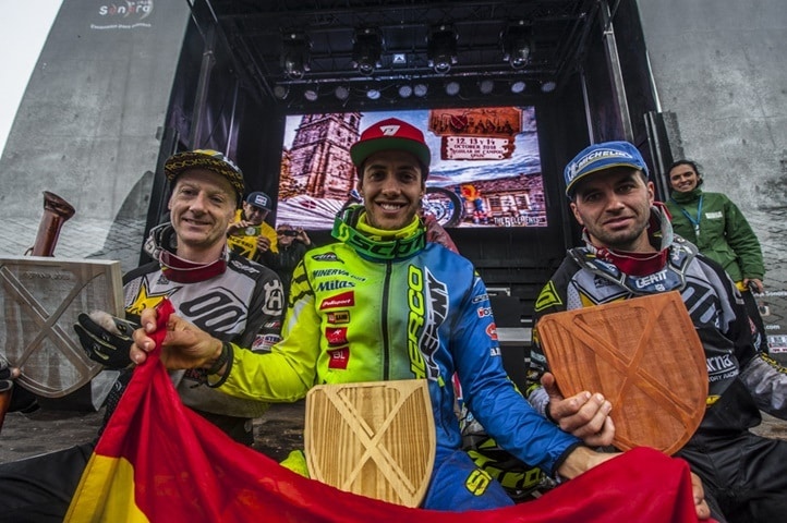 Mario Román junto a Graham Jarvis y Alfredo Gómez.