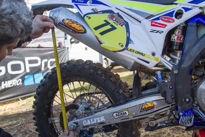 Midiendo el SAG de una moto off road.