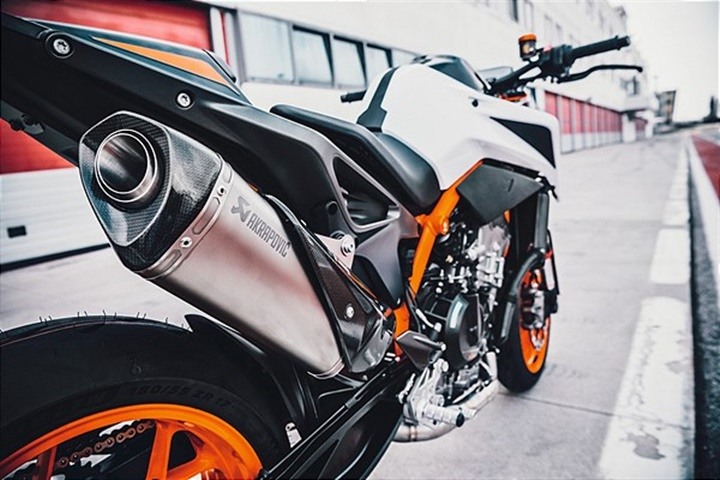 Silencioso de la KTM 890 Duke R. Silencioso de la KTM 890 Duke R.