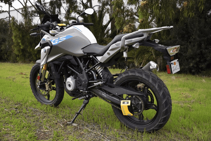 Slacker Digital Sag Scale en una moto.