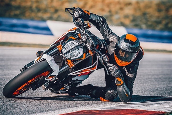 Tumbada con la KTM 890 Duke R. Tumbada con la KTM 890 Duke R.