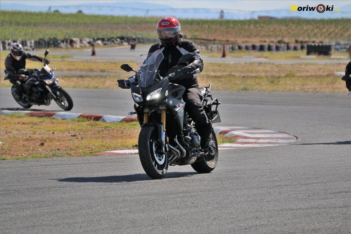 Un alumno que conduce la moto con tension en los hombros. Un alumno que conduce la moto con tension en los hombros.