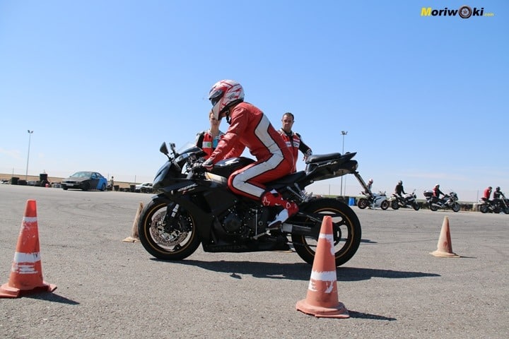 Una CBR1000RR haciendo el ejercicio de la frenada optima. Una CBR1000RR haciendo el ejercicio de la frenada optima.