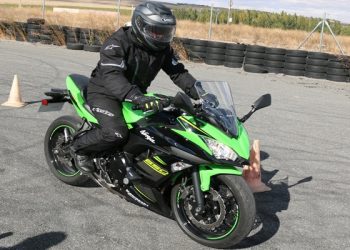 Una Kawasaki Ninja 650 practicando para una Frenada de Emergencia
