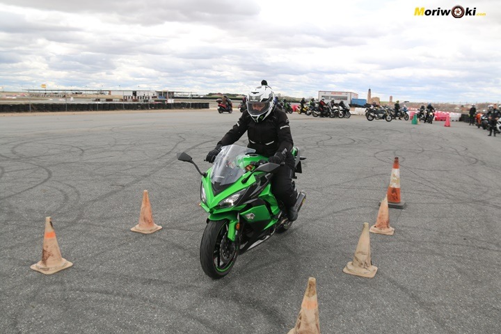 Una motorista con una Z1000 haciendo el Ejercicio de la frenada optima. Una motorista con una Z1000 haciendo el Ejercicio de la frenada optima.