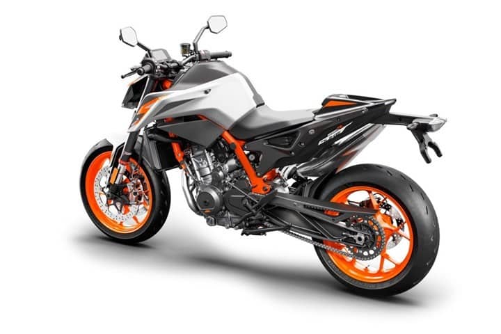 Vista de tres cuartos de la KTM 890 Duke R. Vista de tres cuartos de la KTM 890 Duke R.