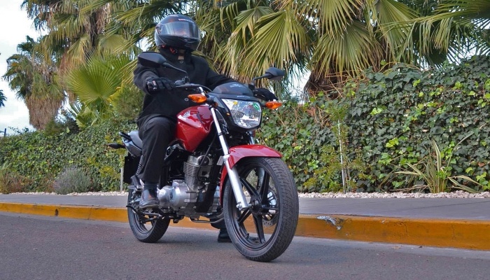 moto roja en examen practico