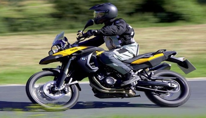 conduciendo una moto negra