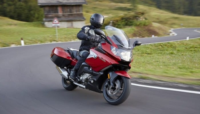 conduciendo una moto roja