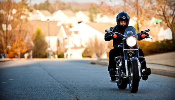 motorista conduciendo una moto negra