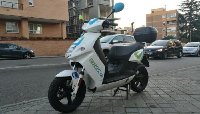 moto ecooltra aparcada en la calle