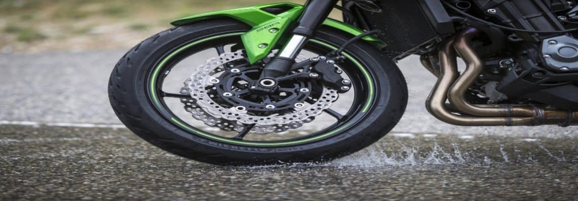neumático en moto verde