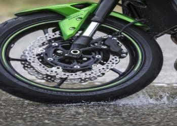 neumático en moto verde