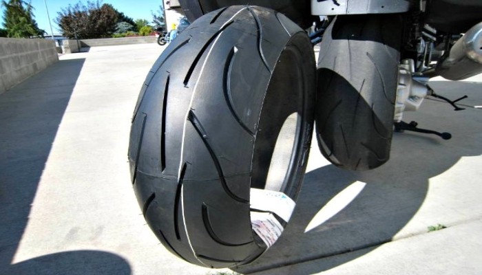rueda de moto por detrás