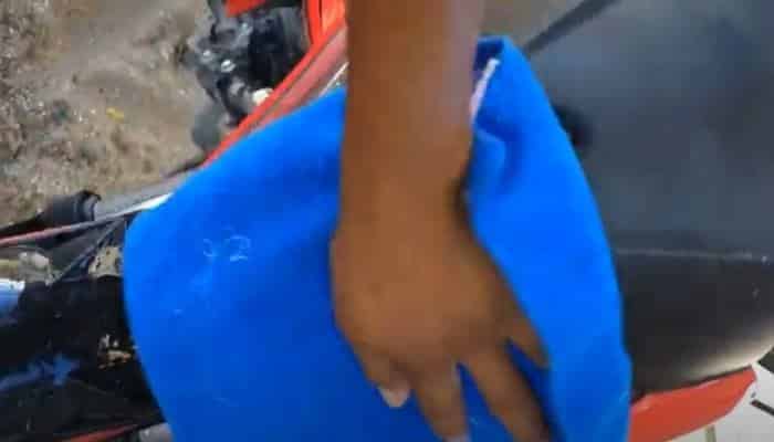 pasando el trapo al terminar con las lijas