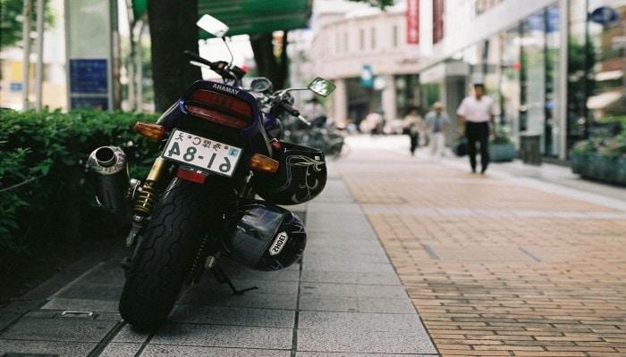 moto aparcada en la acera