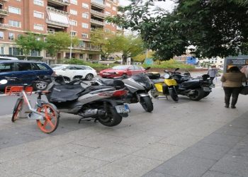 aparcamiento de motos en calle