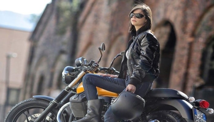 motorista mujer en moto clásica