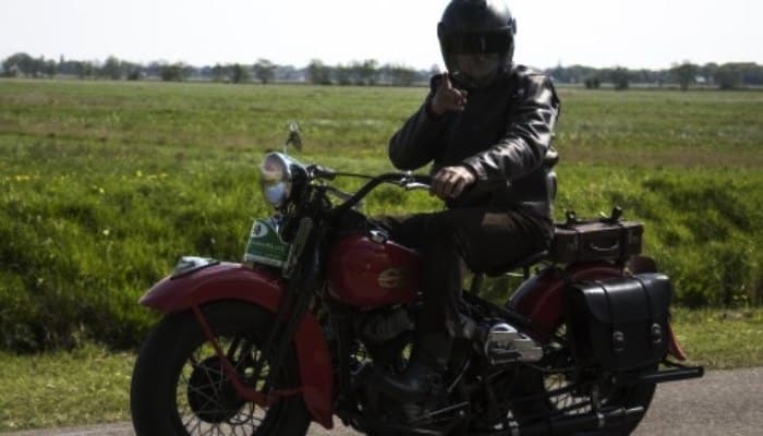 moto clasica en campo
